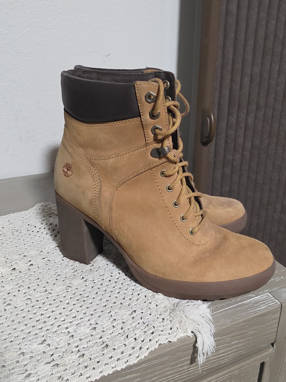 Timberland Women’s Tan Nubuck Lace-Up Block Heel Boots